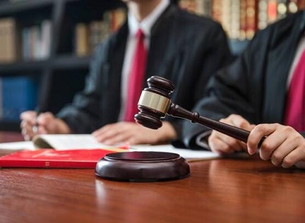 公司单方违法解雇员工怎么办？协商非法解除劳动合同赔偿金标准与谈判技巧全解析