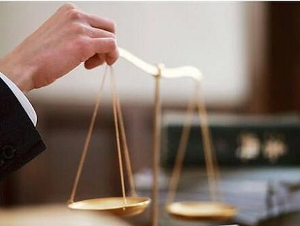 警方逮捕犯罪嫌疑人现场曝光 案件细节引发社会广泛关注