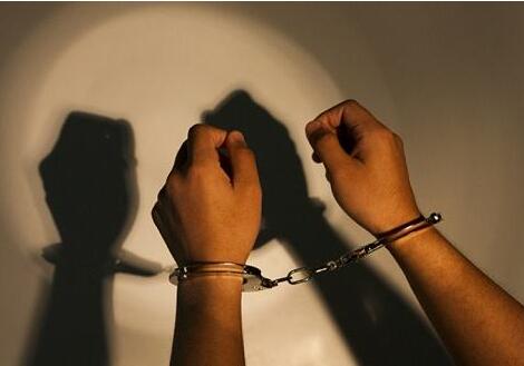 警方逮捕嫌疑人现场视频曝光 犯罪嫌疑人被依法采取刑事强制措施 案件正在进一步侦办中 警方逮捕嫌疑人现场视频曝光 犯罪嫌疑人被依法采取刑事强制措施 案件正在进一步侦办中