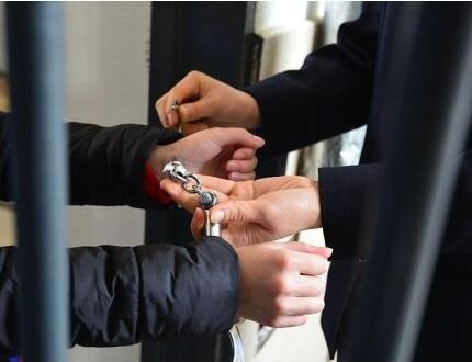 取保候审申请流程与条件详解如何成功办理取保候审以及取保候审期间注意事项全面解析