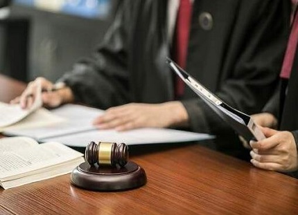 企业非法解除劳动合同员工如何维权？赔偿标准与法律途径全解析