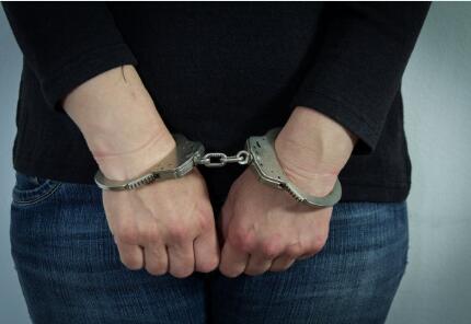 服刑人员积极改造可依法减刑 了解减刑条件与申请流程助您早日回归社会