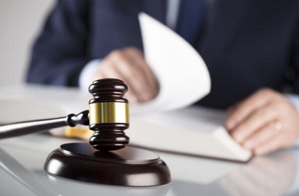 员工遭遇非法解除劳动合同如何通过协商维护自身权益与赔偿标准解析