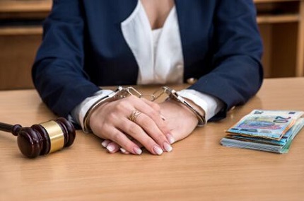 企业非法解除劳动合同如何协商赔偿？劳动者维权指南与法律依据解析