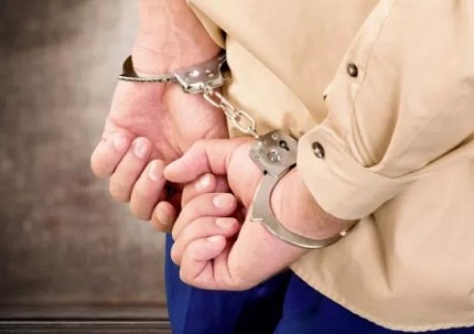 警方逮捕行动现场直击：犯罪嫌疑人落网全过程与案件最新进展深度解析