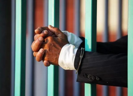 男子因涉嫌盗窃被刑事拘留 警方提醒市民加强防范意识